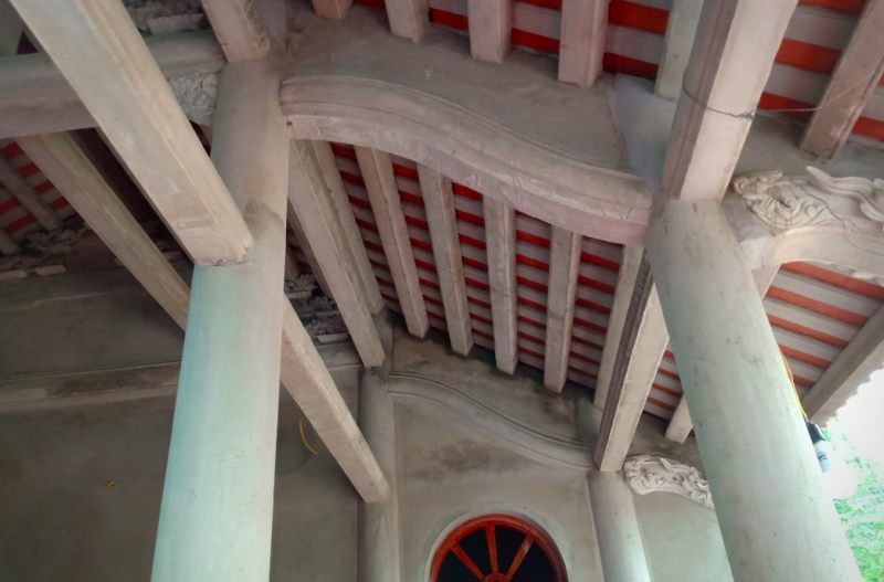 So Sánh Nhà Thờ Bê Tông Giả Gỗ Và Gỗ Thật: Lựa Chọn Nào Tối Ưu Cho Chủ Nhà?